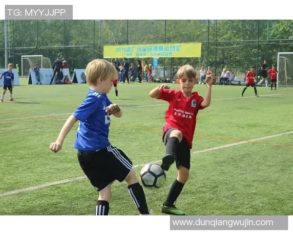 卡马赛克狂热版足球明星集结，畅享激情对战与收藏乐趣