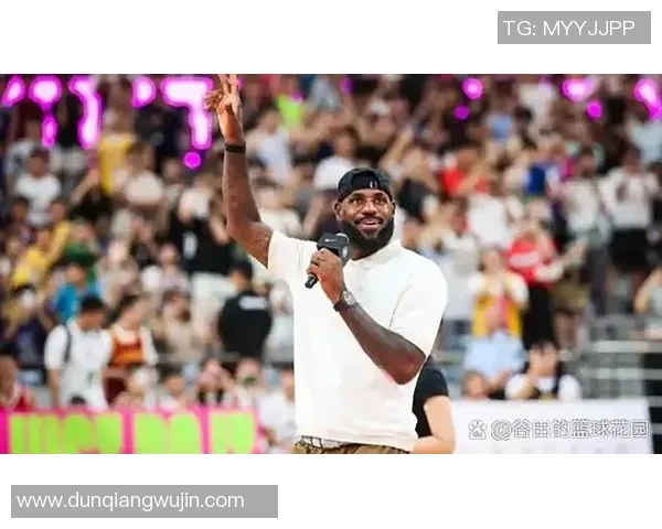 街头偶遇足球超级球星引发轰动粉丝追捧现场气氛如同小型庆典